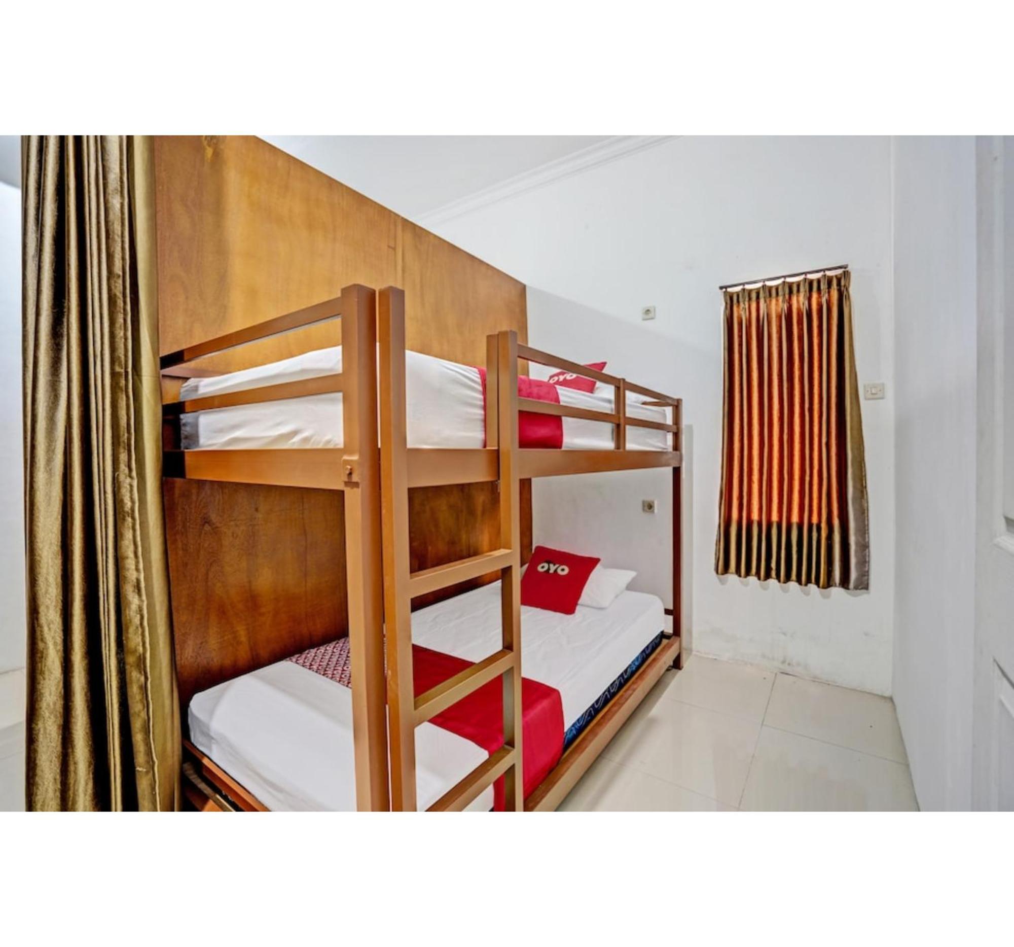 Super Oyo 3702 Homestay Bougenville Syariah Lamongan Zewnętrze zdjęcie