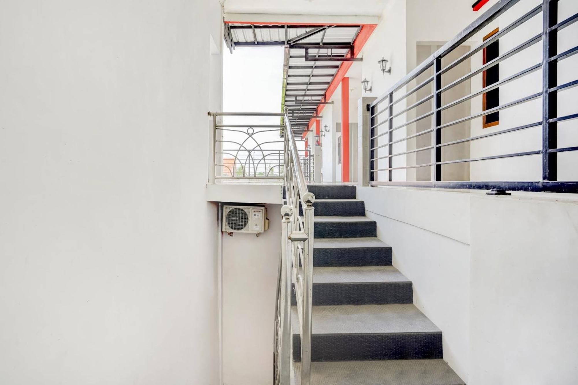 Super Oyo 3702 Homestay Bougenville Syariah Lamongan Zewnętrze zdjęcie