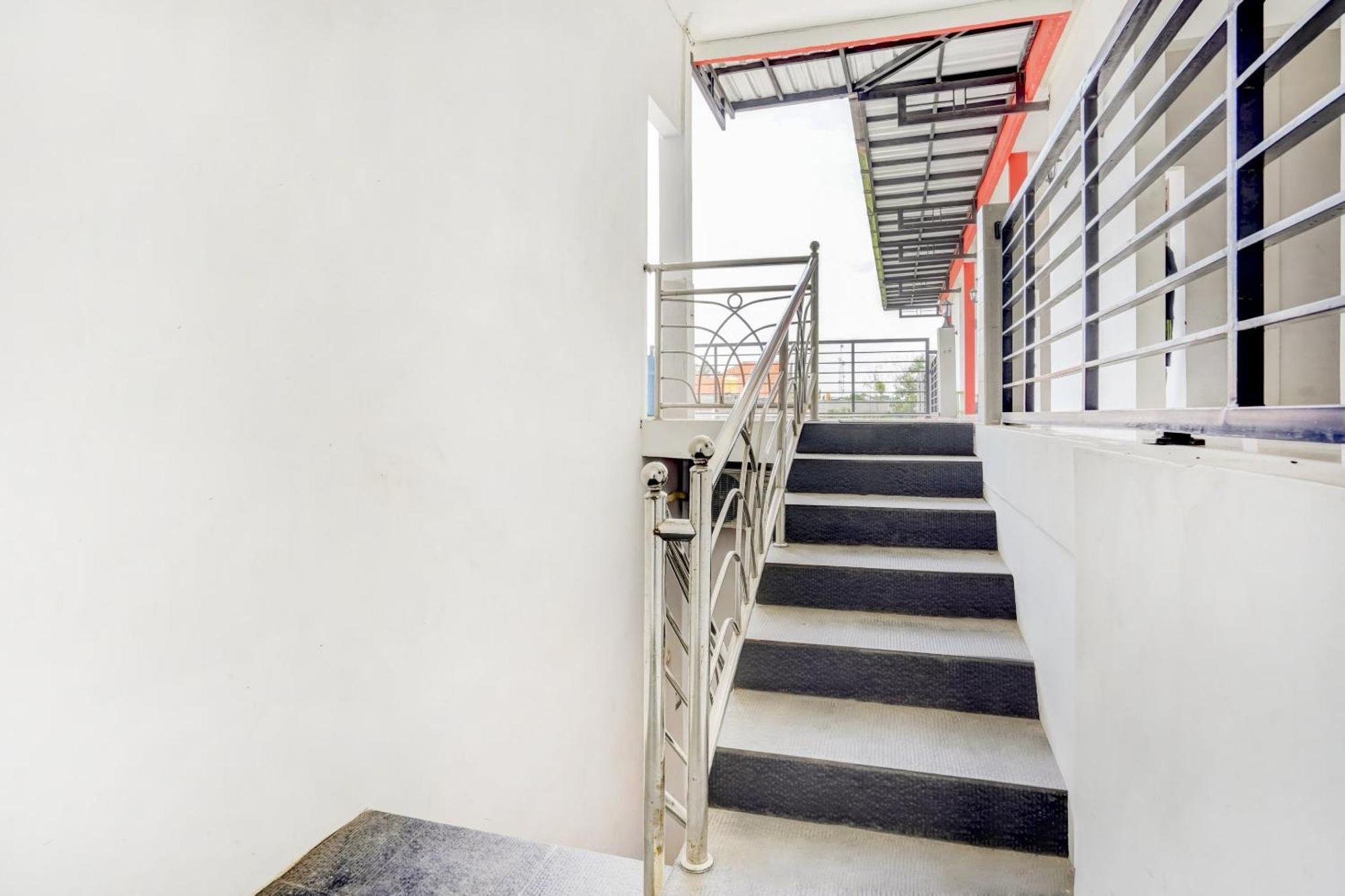 Super Oyo 3702 Homestay Bougenville Syariah Lamongan Zewnętrze zdjęcie