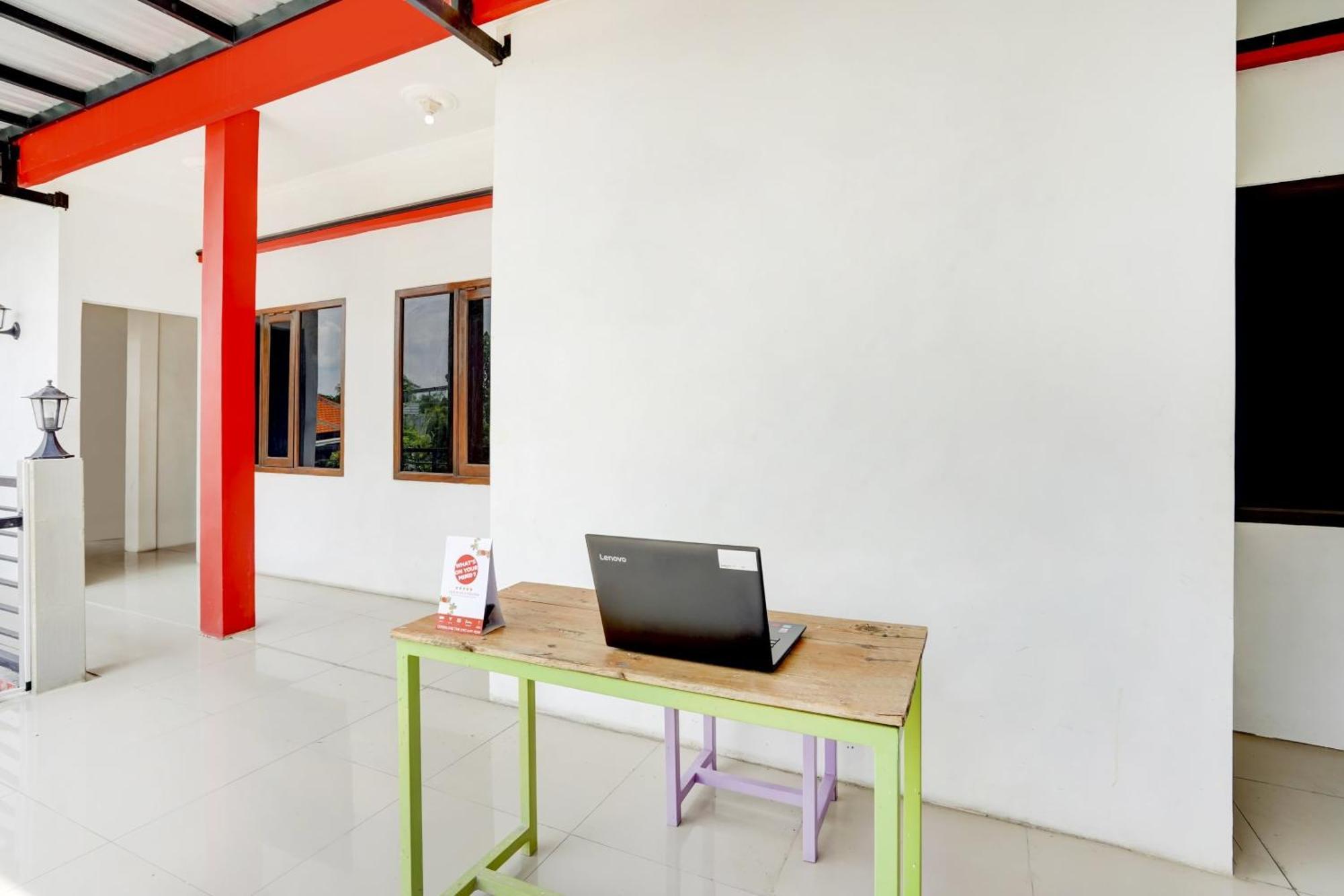 Super Oyo 3702 Homestay Bougenville Syariah Lamongan Zewnętrze zdjęcie