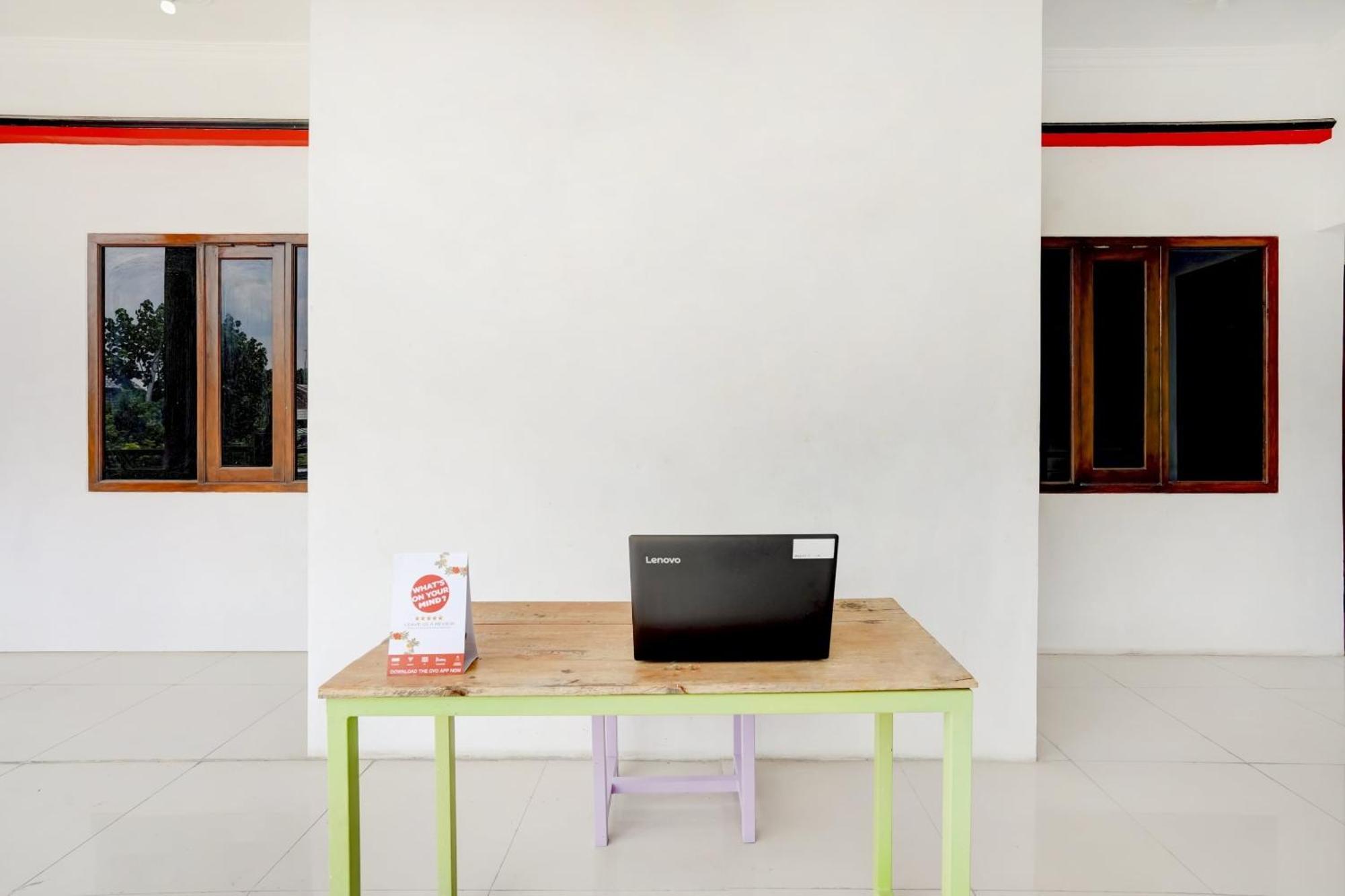 Super Oyo 3702 Homestay Bougenville Syariah Lamongan Zewnętrze zdjęcie
